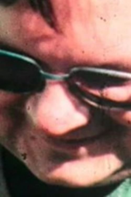 CET HOMME DERRIERE LA VITRE