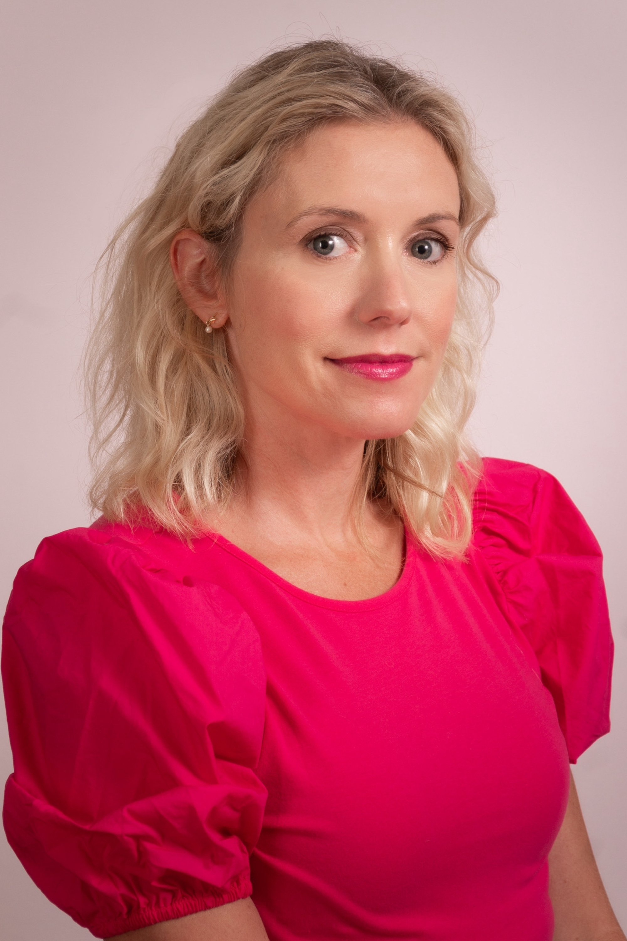 Lora Hogan image