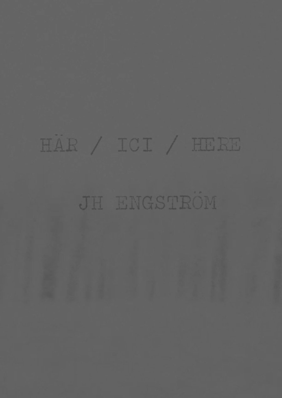 HÄR / ICI / HERE