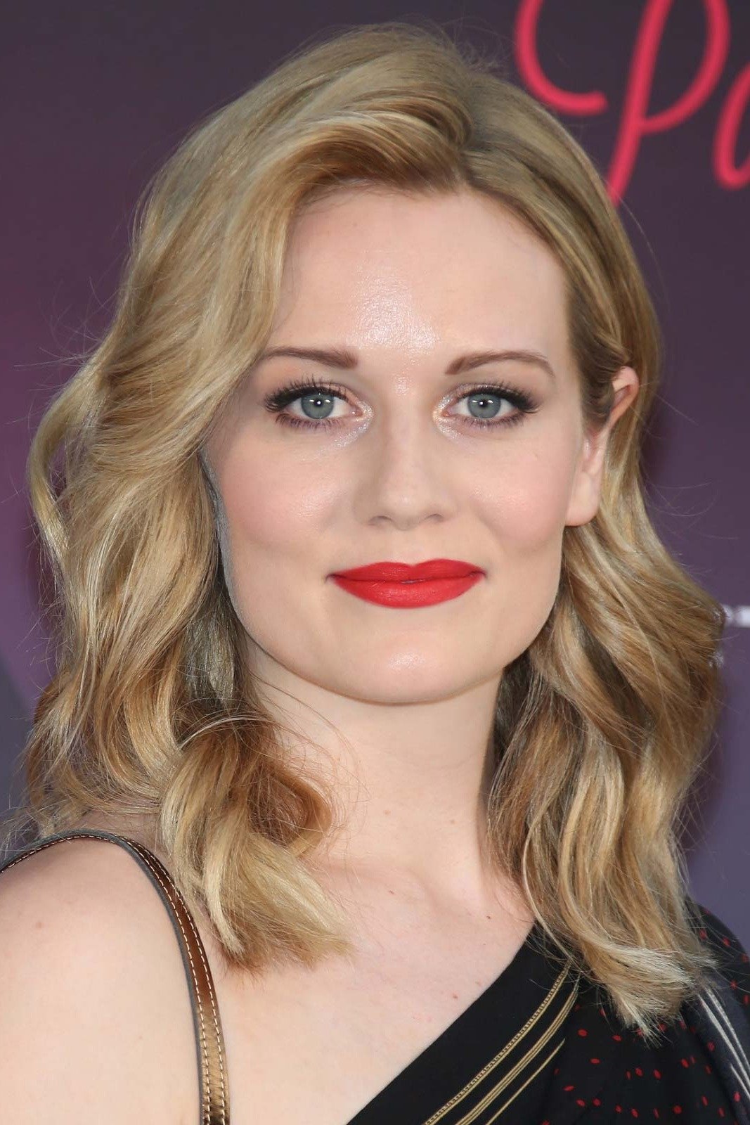Cara Theobold image