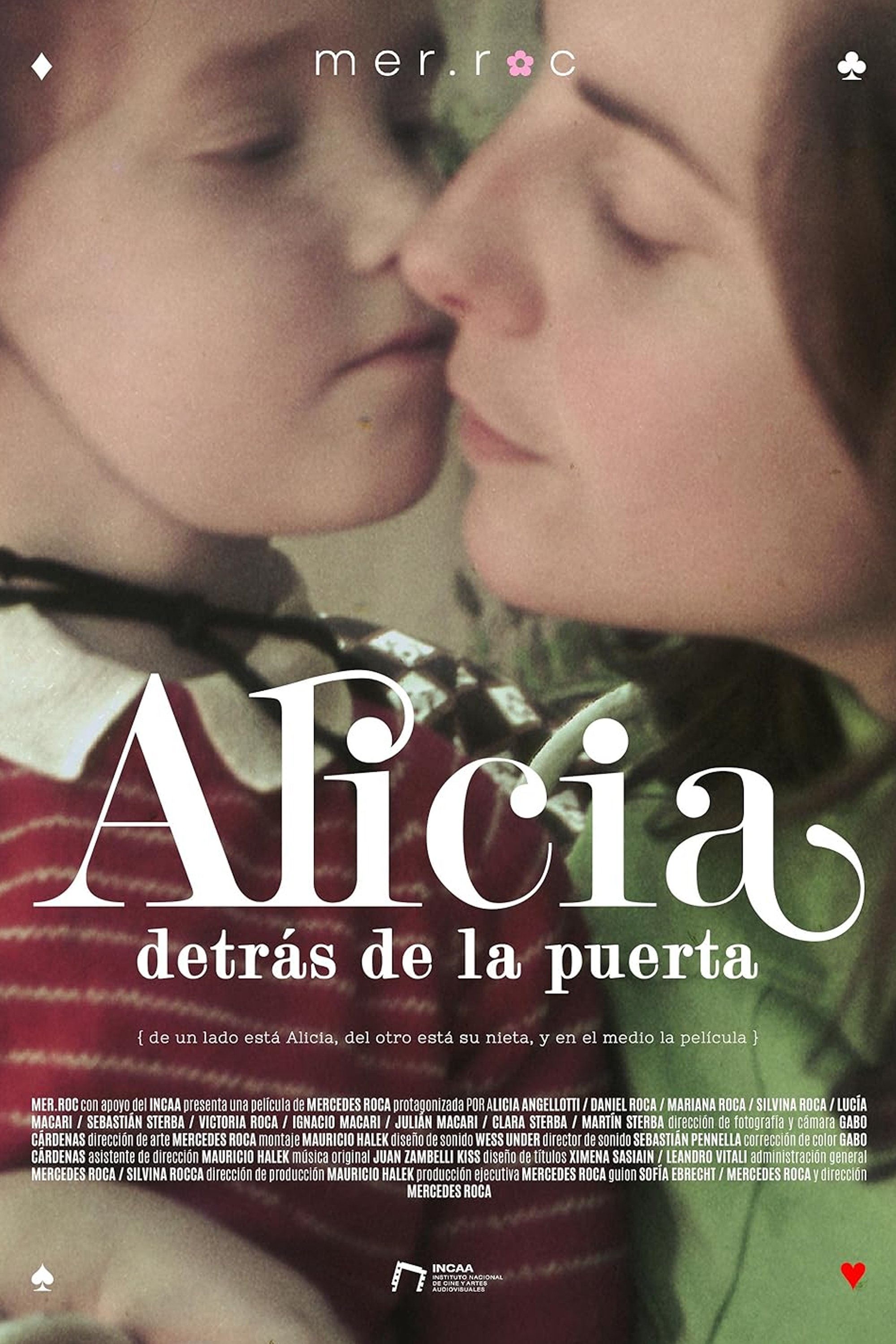 Alicia detrás de la puerta