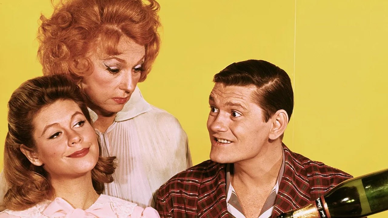 Bewitched - Season 7 Episode 10 : Samantha's Old Man