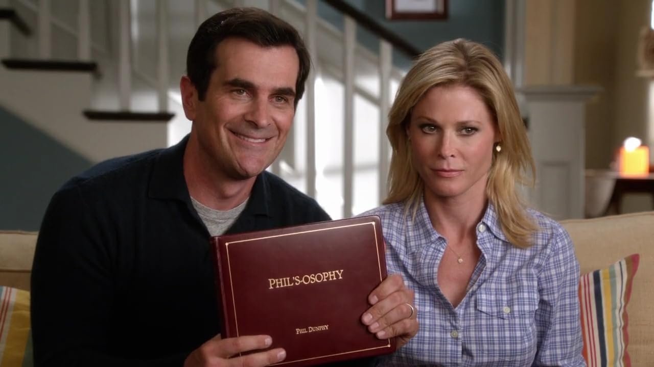 Modern Family - Season 11 Episode 4 : Pool Party