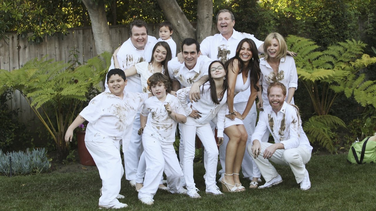 Modern Family Season 9 Episode 1 : Lake Life