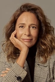 Andréa Beltrão is Zefa Leonel (Josefa Belmont Leonel)