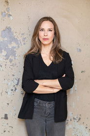 Anneke Kim Sarnau is Lizzi