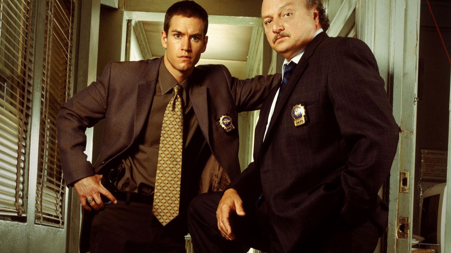 NYPD Blue Season 10 Episode 17 : Off the Wall