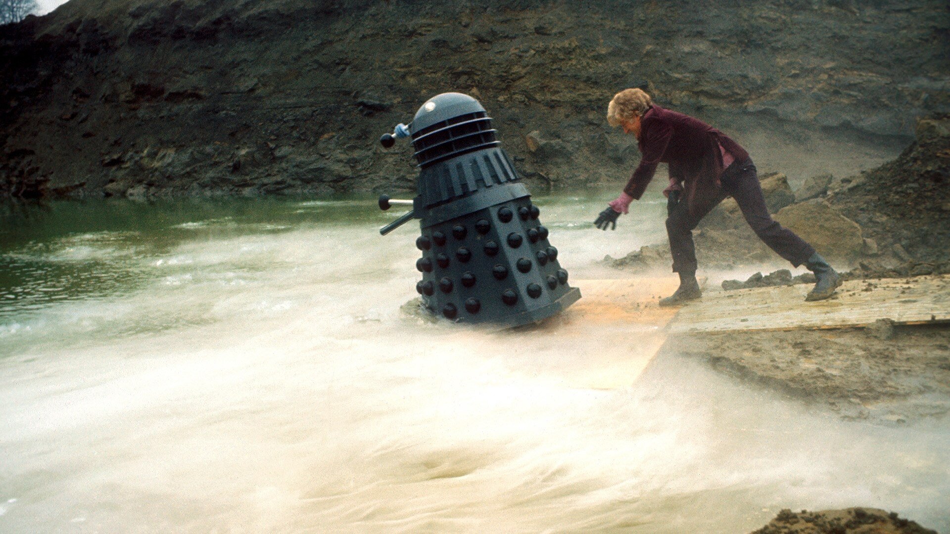 Doctor Who Season 14 Episode 1 : The Masque of Mandragora (1)
