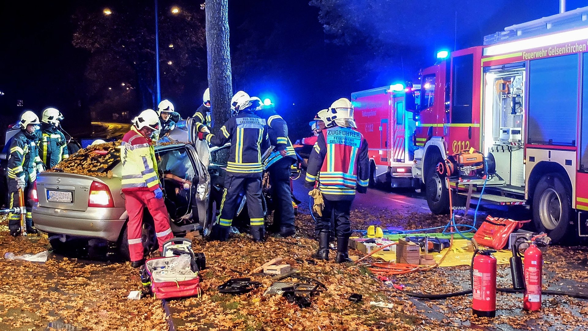 Feuer & Flamme Season 4 Episode 2 : Serious traffic accident | Practice with poisonous animals for emergencies