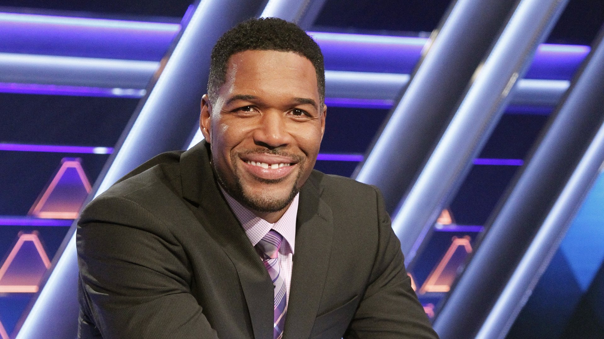 The $100,000 Pyramid Season 3 Episode 1 : Leslie Jones vs. Julie Bowen and Debra Messing vs. Mario Cantone