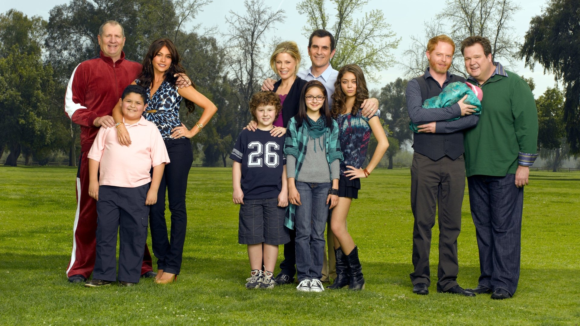 Modern Family Season 9 Episode 22 : Clash of Swords