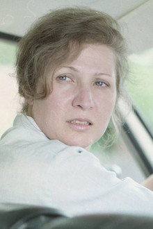 Angela merge mai departe