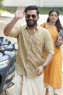 ഗുരുവായൂരമ്പല നടയിൽ