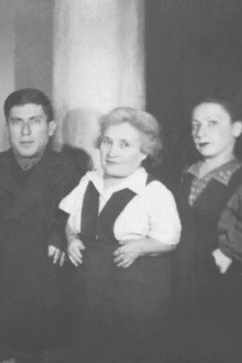 Warwick Davis and the Seven Dwarfs of Auschwitz