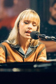 Angèle, seule au piano