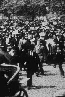 Fête du jubilé de la reine d'Angleterre : la foule suivant le cortège