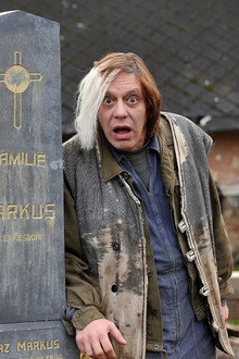 Okno do hřbitova