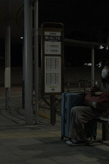 夜明けまでバス停で