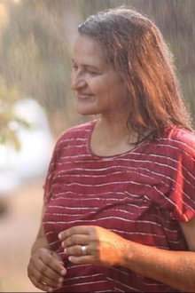 සුදු ඇඳගෙන කළු ඇවිදින්