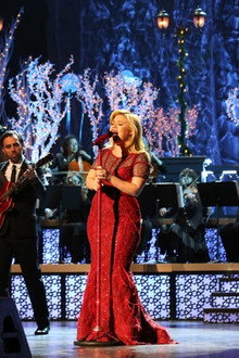 Kelly Clarkson's Cautionary Christmas Music Tale