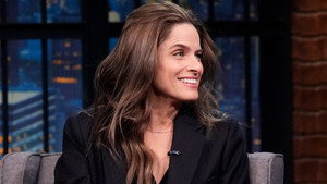 Late Night with Seth Meyers Season 13 :Episode 85  Amanda Peet, Vincent D'Onofrio