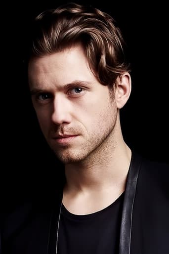 Image of Aaron Tveit