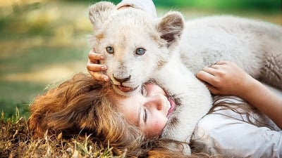 Captura de Mia y el león blanco