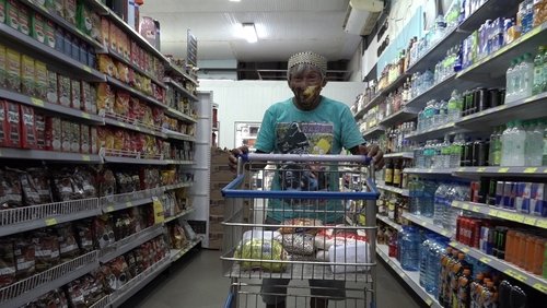 Anfitriões há meio século: a versão mỹky da história