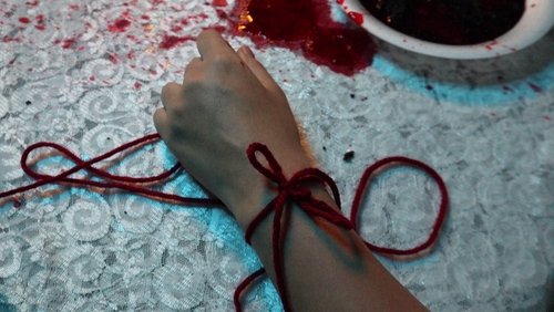 Hilo y Pastel de Sangre