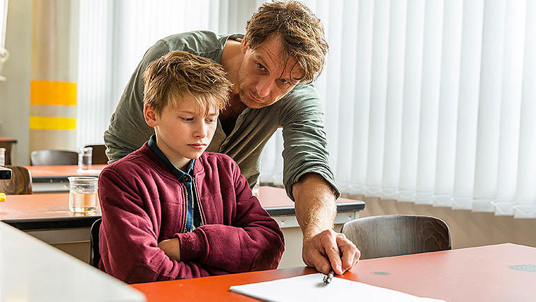 A still from Ich glaub’, Du bist hier das Problemkind