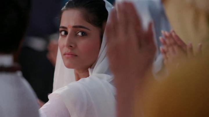 A still from Dev and Mehak Enter The Ashram