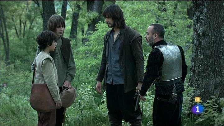 A still from Un cadáver aparece despedazado