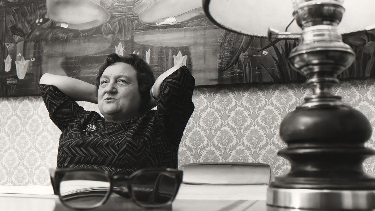 Backdrop image for movie Madame Soleil, la femme qui était supposée savoir