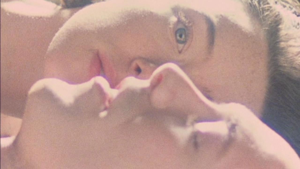 Backdrop image for movie Kissed