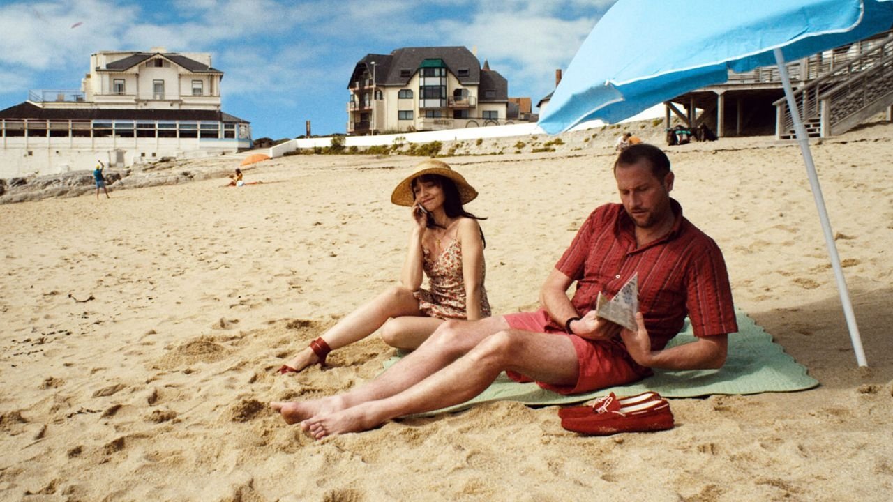 Backdrop image for movie Holidays by the Sea