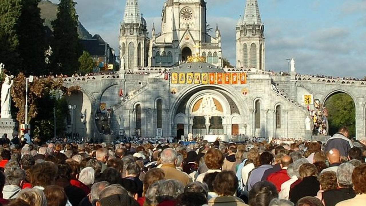 Backdrop image for movie Tourisme religieux, un marché sacré