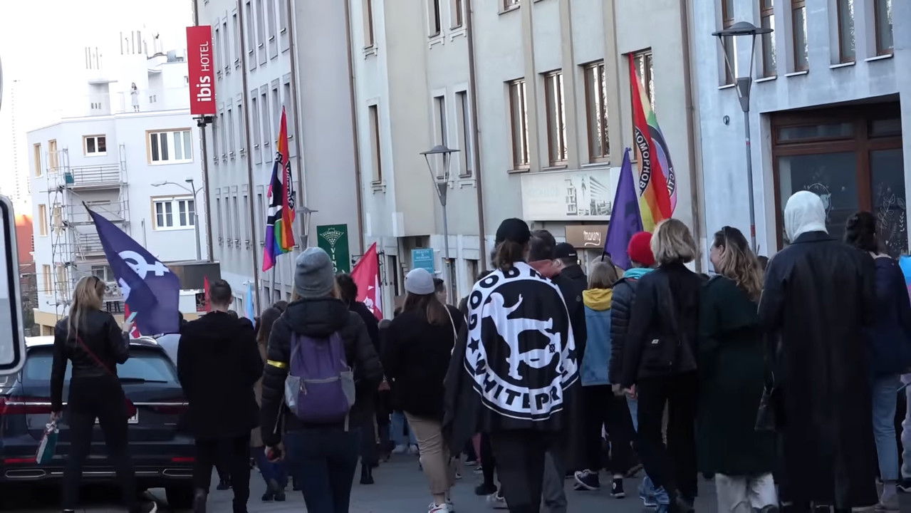 Backdrop image for movie I am a Woman