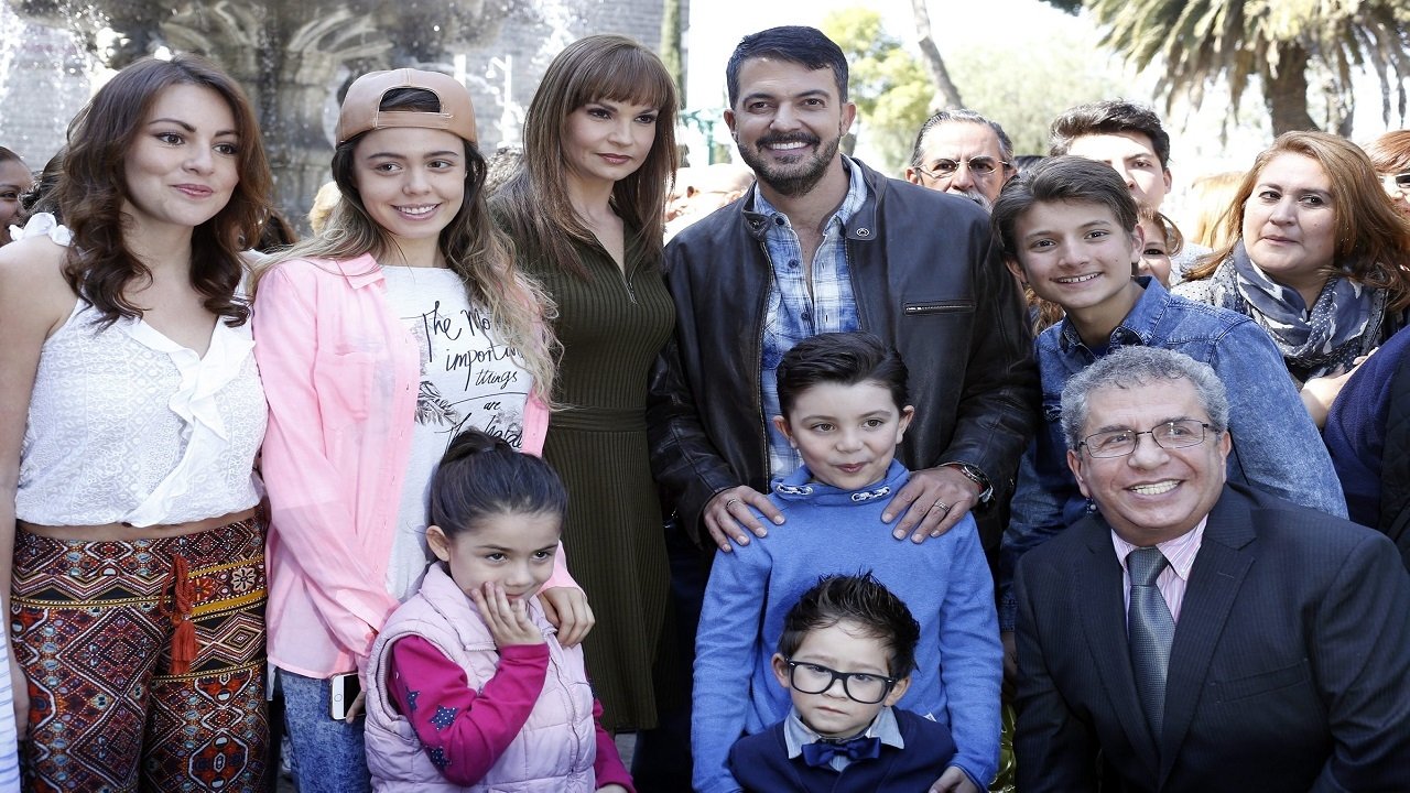 Backdrop image for movie La familia de mi ex