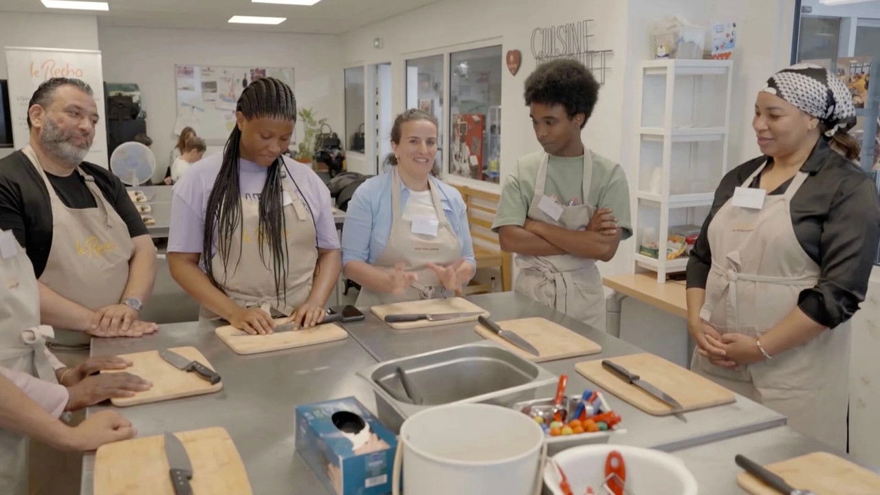 Backdrop image for movie Cuisine solidaire, ça mijote ensemble