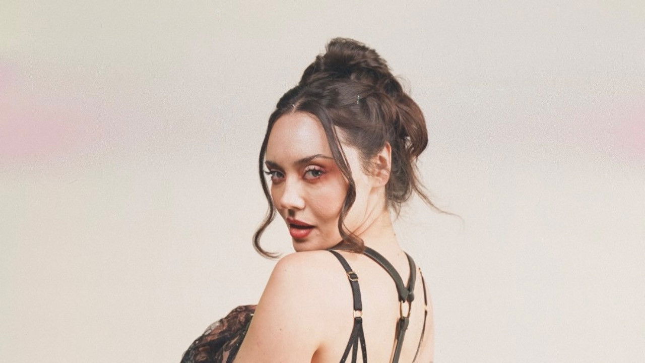 Backdrop image for movie Backdoor Charms