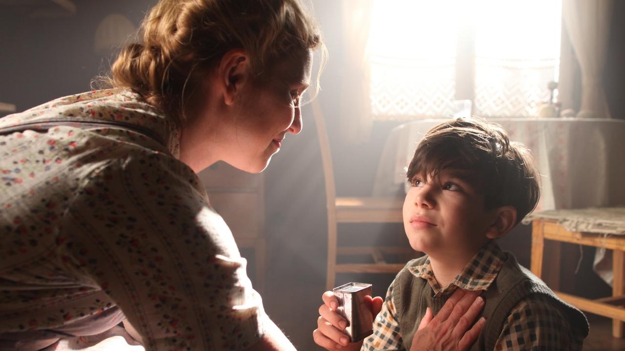 Backdrop image for movie Simon & the Oaks