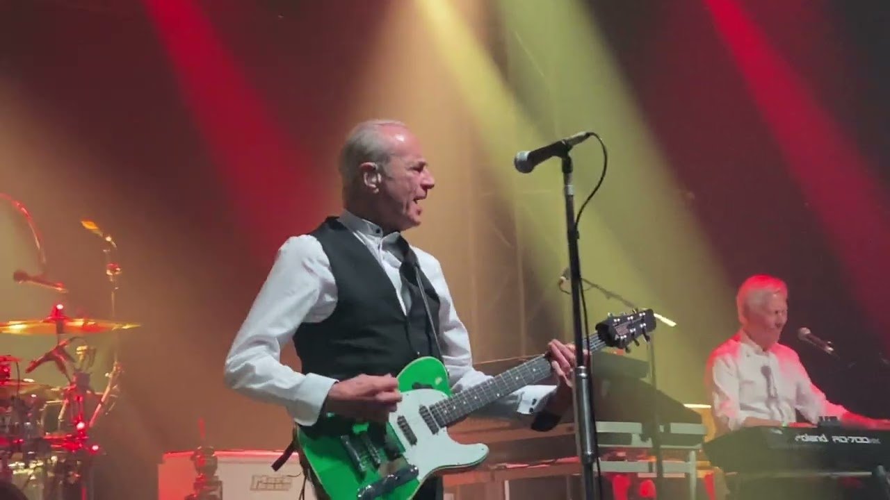 Backdrop image for movie Status Quo, Rockin' All Over The World