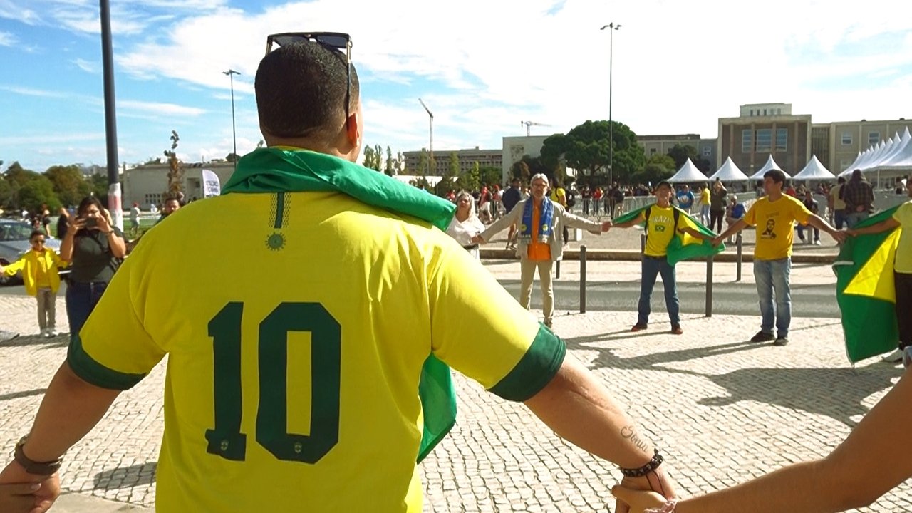 Backdrop image for movie Dentro, fora do Brasil
