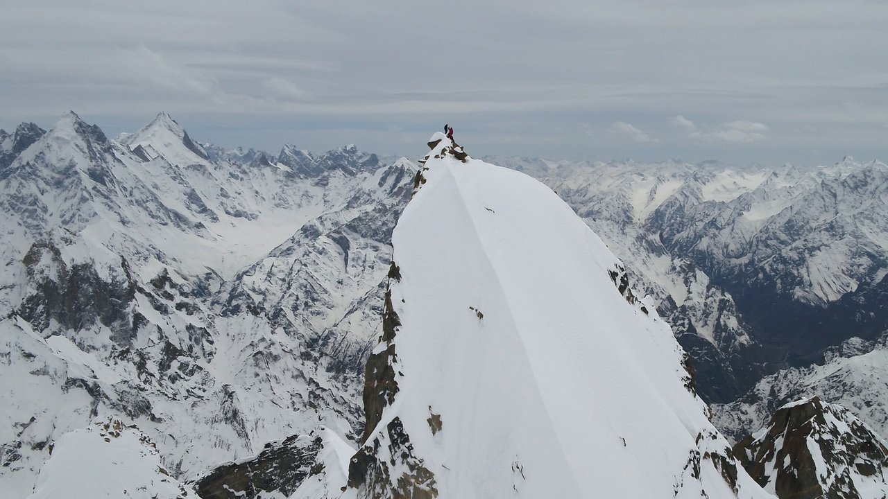 Backdrop image for movie La Liste : Everything or Nothing