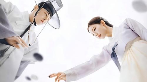 Captivating the King scene 8