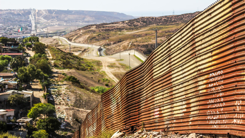 Backdrop image for movie Ser Fronterizo: Crónicas de las Asimetrías Globales