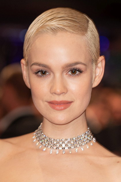 Emilia Schüle - 4