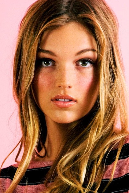 Lili Simmons photo 3