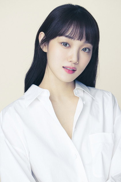 Lee Sung-kyung photo 2