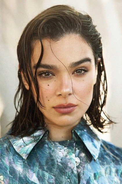 Hailee Steinfeld - 18